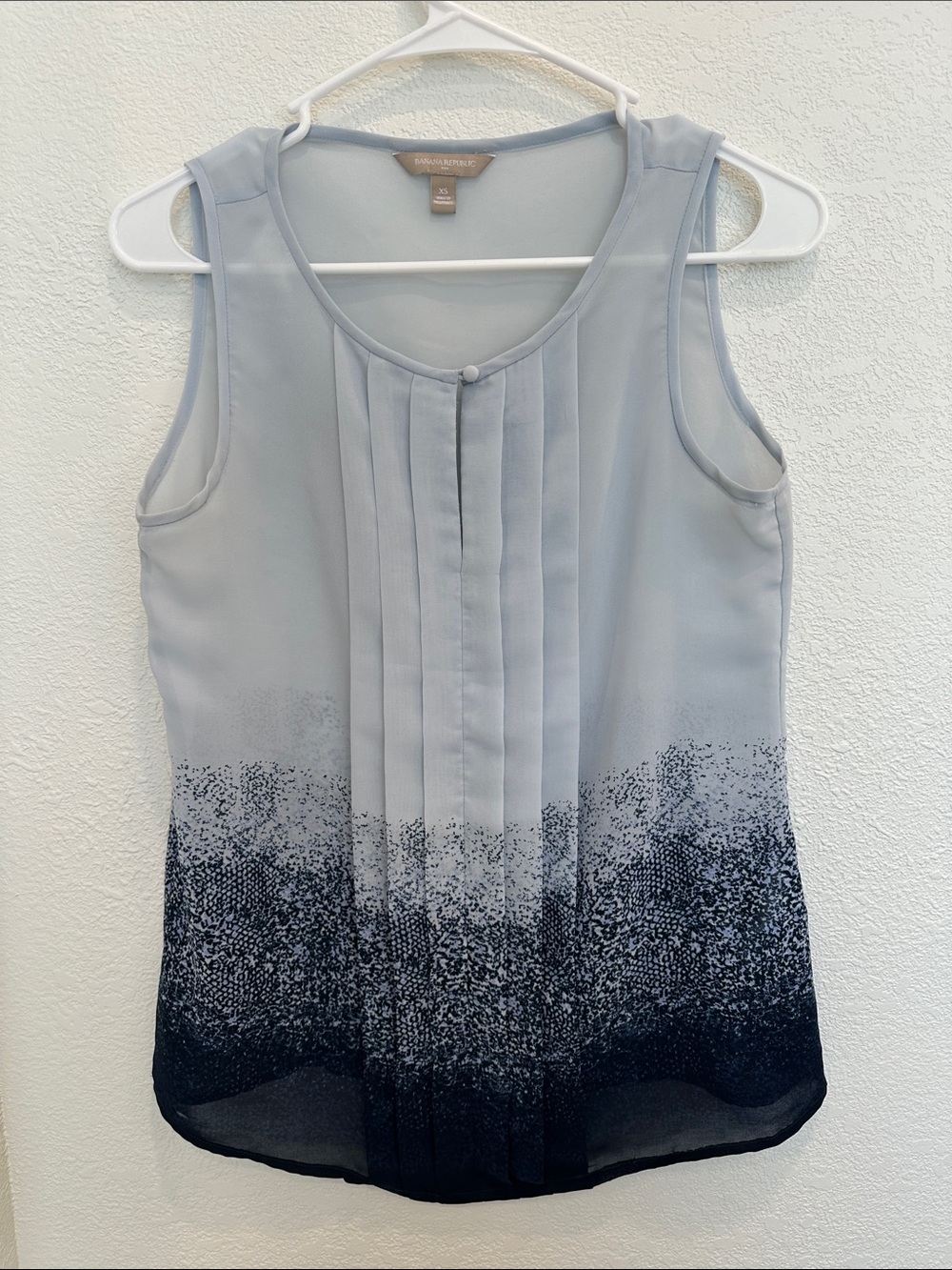 Banana Republic Light Blue to Navy Ombre Pleated Sleeveless Camisole